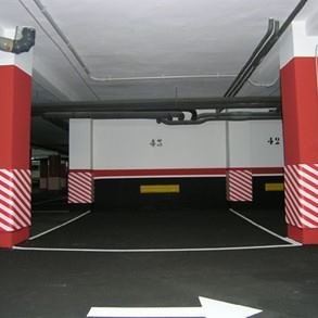 Protector de columnas en bobina diagonal de 750x25mm sin adhesivar rojo y blanco